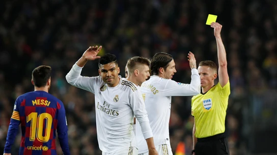 Los jugadores del Real Madrid protestan una amonestación de Hernández Hernández en el Clásico Los jugadores del Real Madrid protestan una amonestación de Hernández Hernández en el Clásico