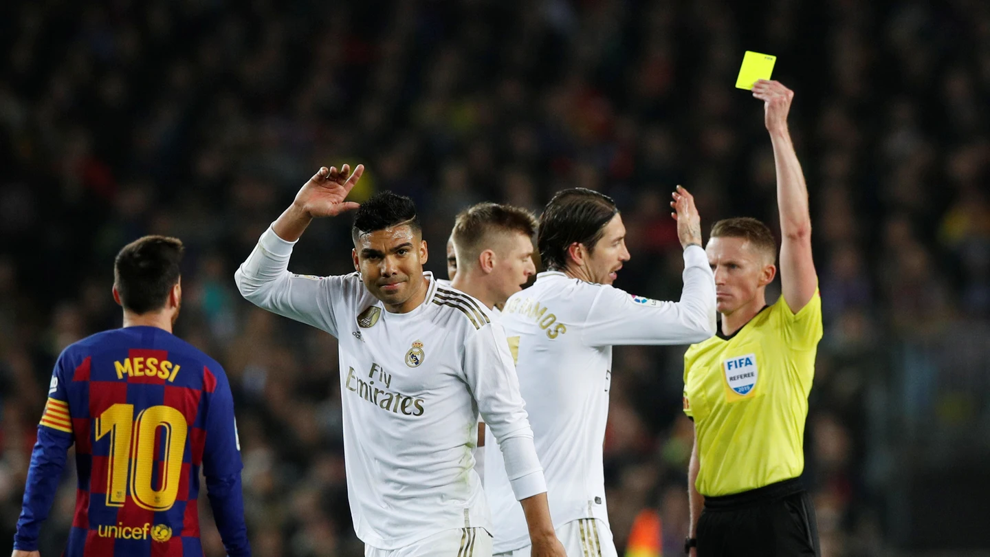 Los jugadores del Real Madrid protestan una amonestación de Hernández Hernández en el Clásico Los jugadores del Real Madrid protestan una amonestación de Hernández Hernández en el Clásico