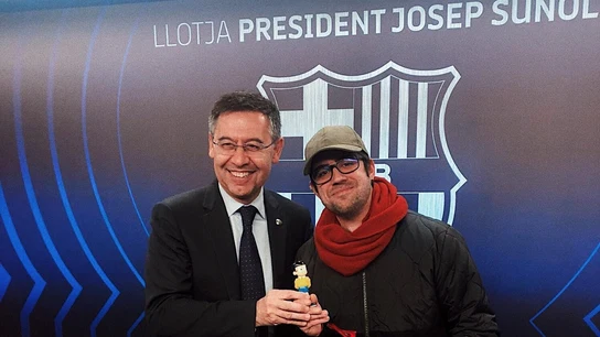Bartomeu y el youtuber AuronPlay posan con una figura de Nobita Bartomeu y el youtuber AuronPlay posan con una figura de Nobita
