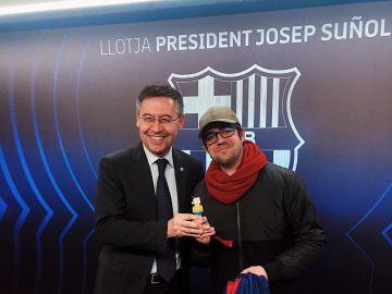 Bartomeu y el youtuber AuronPlay posan con una figura de Nobita Bartomeu y el youtuber AuronPlay posan con una figura de Nobita