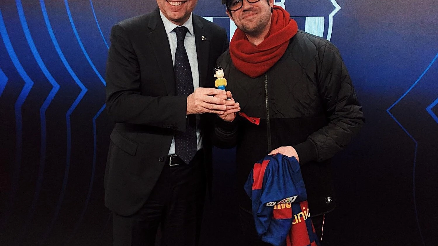 Bartomeu y el youtuber AuronPlay posan con una figura de Nobita