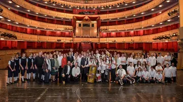 La orquesta Cateura posa con la Reina Emérita de España, Doña Sofía, después de su concierto de 2017 en el Teatro Real de Madrid