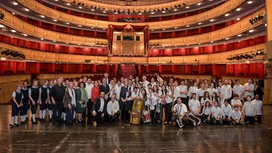 La orquesta Cateura posa con la Reina Emérita de España, Doña Sofía, después de su concierto de 2017 en el Teatro Real de Madrid Concierto