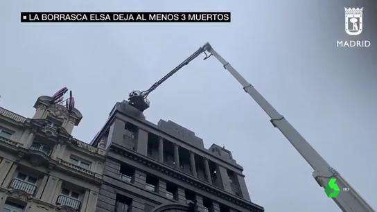 Una mujer, en estado crítico tras caerle en la cabeza la cornisa de un edificio en Madrid Una mujer, en estado crítico tras caerle en la cabeza la cornisa de un edificio en Madrid