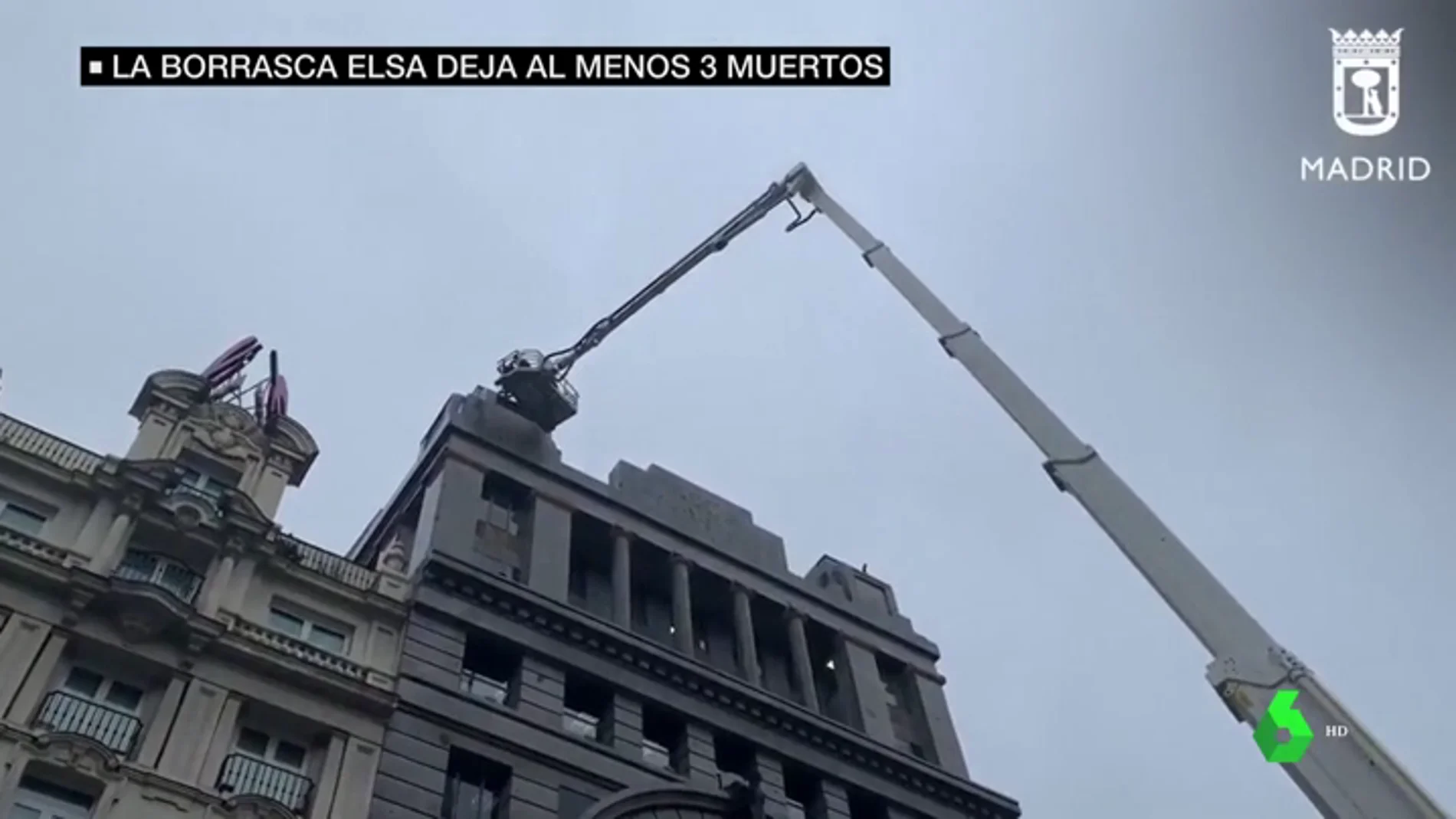 Una mujer, en estado crítico tras caerle en la cabeza la cornisa de un edificio en Madrid