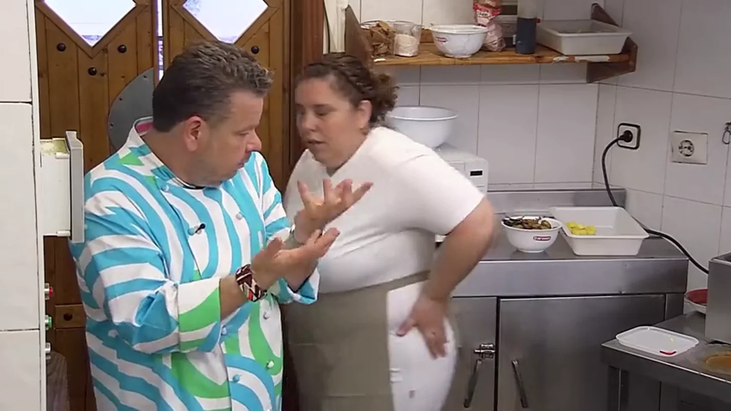 La cocinera de 'El Rincón de Montse' no tiene pelos en la lengua al hablar de la dueña: "Paula no es una jefa, es un estorbo con patas" La cocinera de 'El Rincón de Montse' no tiene pelos en la lengua al hablar de la dueña: "Paula no es una jefa, es un estorbo con patas"
