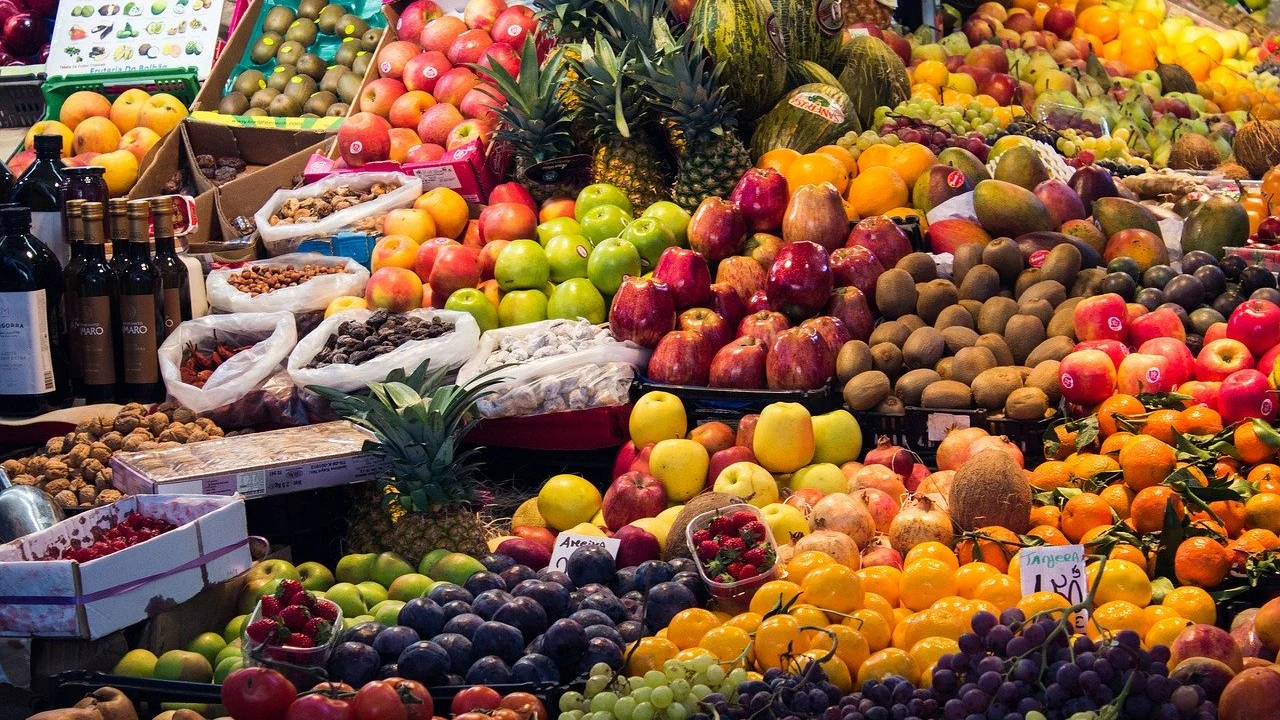 mercado con frutas y verduras