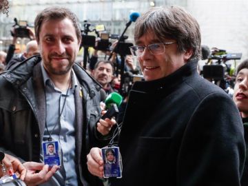 Puigdemont muestra su acreditación como eurodiputado Puigdemont muestra su acreditación como eurodiputado