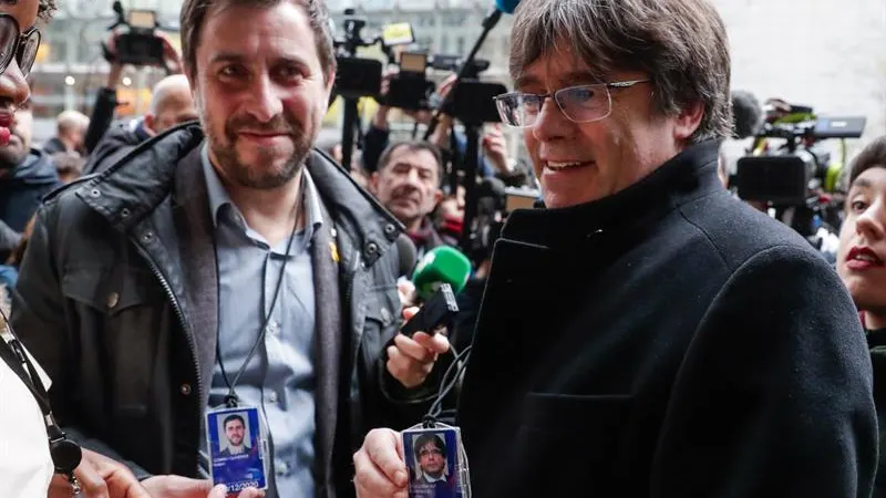 Puigdemont muestra su acreditación como eurodiputado