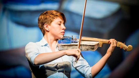 Una de las integrantes de la orquesta Cateura tocando el violín Orquesta Cateura