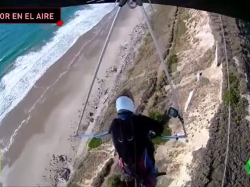 El agónico momento en el que se rompe el arnés de un piloto de ala delta en pleno vuelo El agónico momento en el que se rompe el arnés de un piloto de ala delta en pleno vuelo