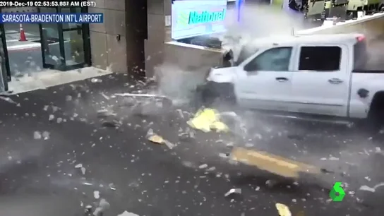 Impactantes imágenes: un coche se estrella contra el mostrador de un aeropuerto de Florida a 160 km/h Impactantes imágenes: un coche se estrella contra el mostrador de un aeropuerto de Florida a 160 km/h