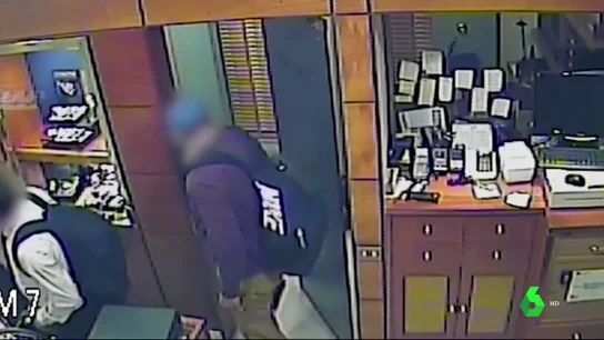 Desmantelada una banda que atracó una joyería fingiendo una discapacidad en Barcelona Desmantelada una banda que atracó una joyería fingiendo una discapacidad en Barcelona