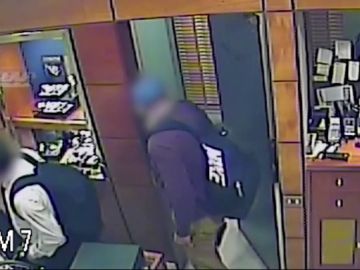 Desmantelada una banda que atracó una joyería fingiendo una discapacidad en Barcelona Desmantelada una banda que atracó una joyería fingiendo una discapacidad en Barcelona