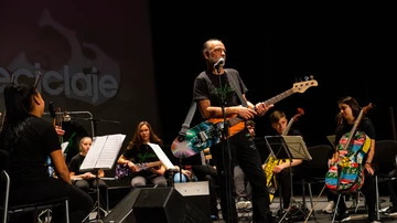 Víctor Gil en una de las actuaciones del la orquesta 'La música del reciclaje'