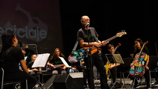Víctor Gil en una de las actuaciones del la orquesta 'La música del reciclaje' 'La música del reciclaje'