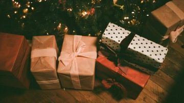 Regalos de Navidad debajo el árbol