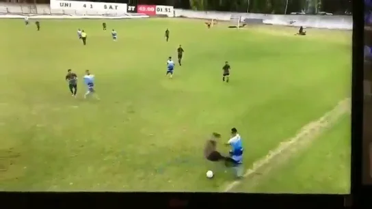 La patada más salvaje de la historia del fútbol acaba en batalla campal La patada más salvaje de la historia del fútbol acaba en batalla campal