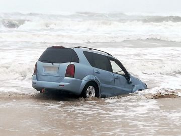 Fotografía de uno de los cuatro vehículos intervenidos en la playa Fotografía de uno de los cuatro vehículos intervenidos en la playa
