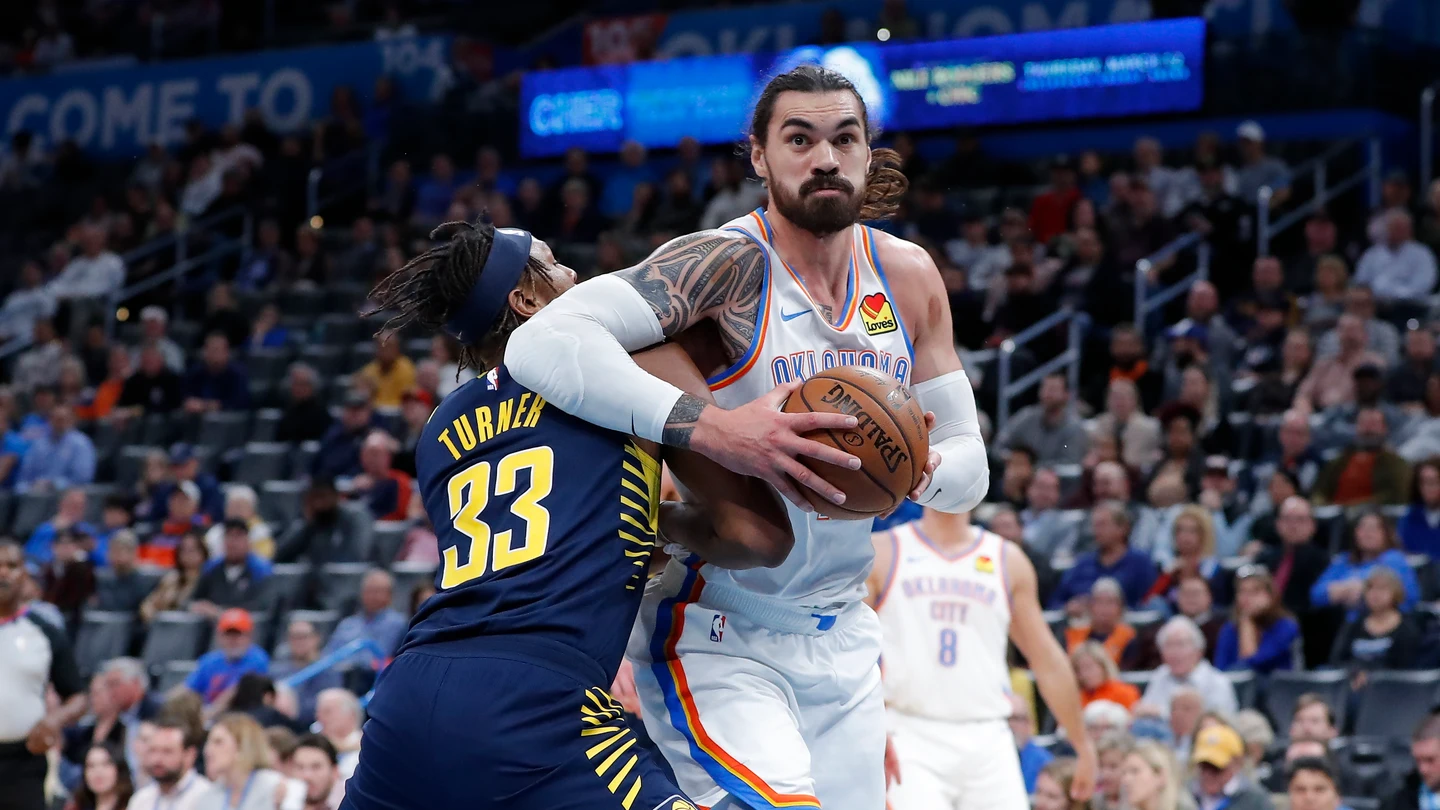 Steven Adams postea a Myles Turner durante un Thunder-Pacers Steven Adams postea a Myles Turner durante un Thunder-Pacers