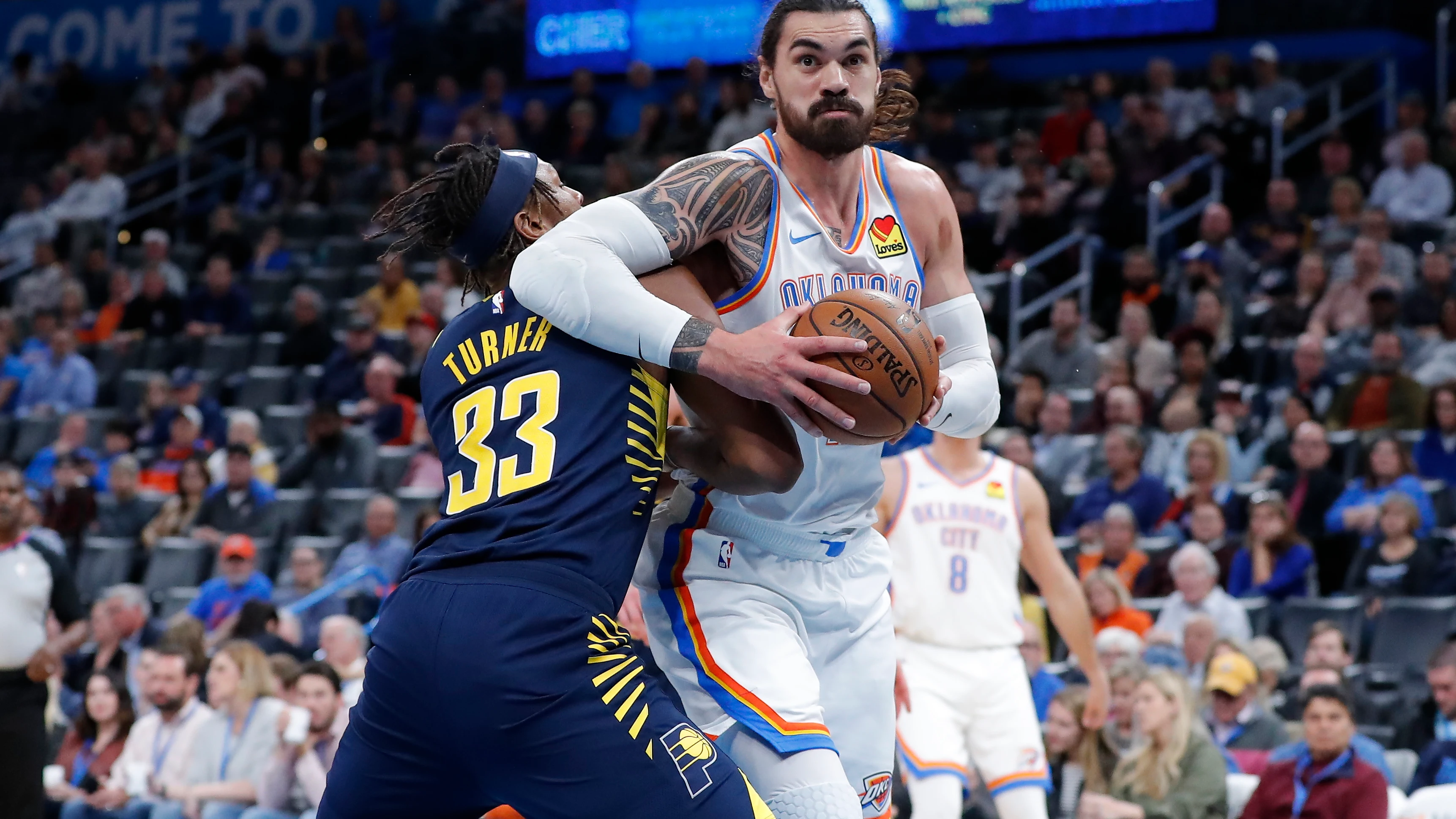 Steven Adams postea a Myles Turner durante un Thunder-Pacers