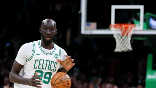 Tacko Fall, con la bola Tacko Fall, con la bola