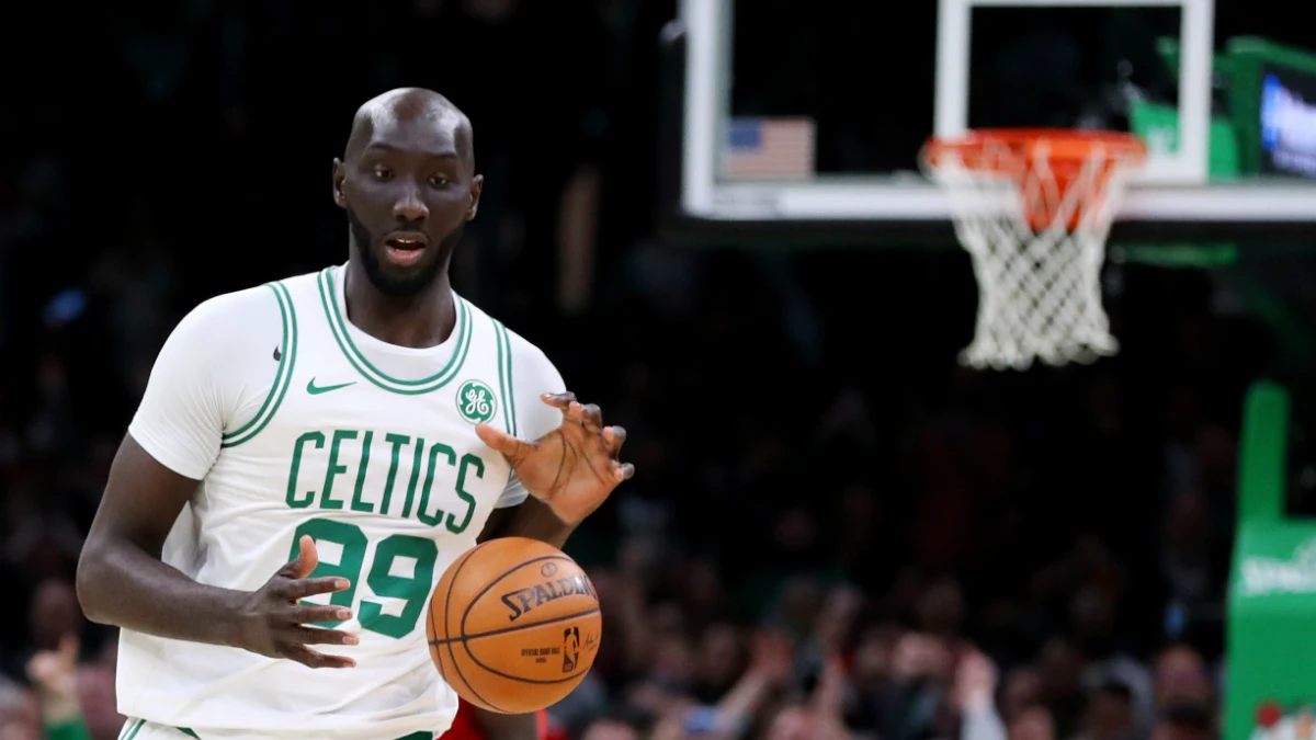 Tacko Fall, con la bola