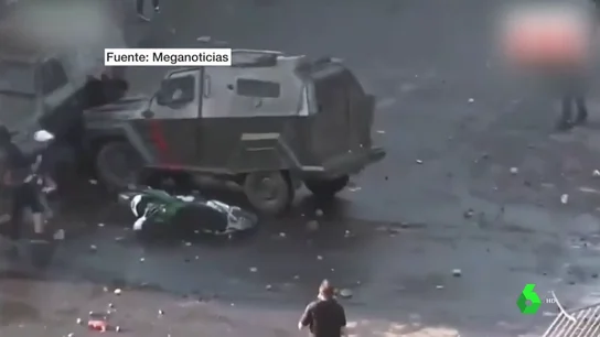 Los carabineros atropellan a un manifestrante durante las protestas en Chile Los carabineros atropellan a un manifestrante durante las protestas en Chile