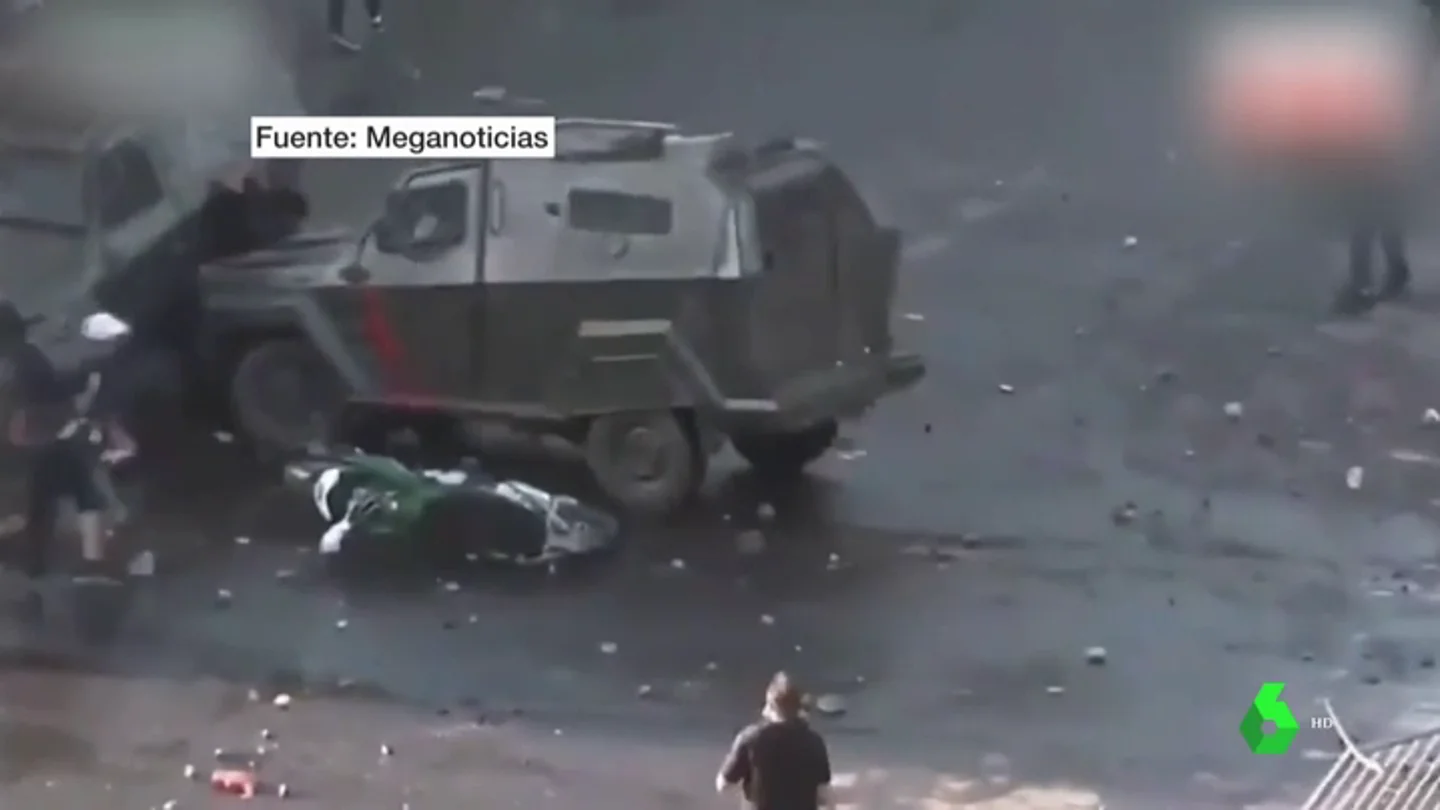Los carabineros atropellan a un manifestrante durante las protestas en Chile Los carabineros atropellan a un manifestrante durante las protestas en Chile