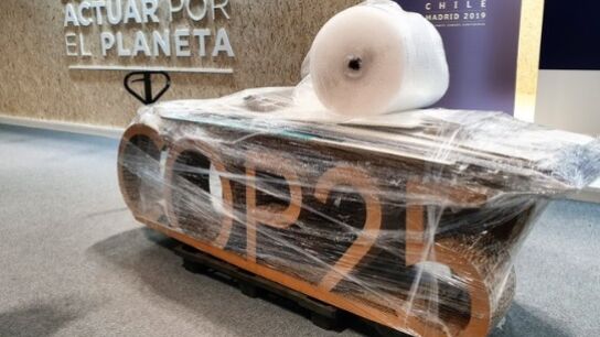 Logo de la COP25 envuelto en pl&aacute;stico