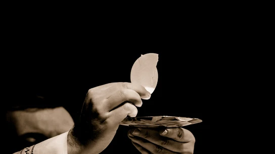 Imagen de archivo de un sacerdote. Imagen de archivo de un sacerdote.
