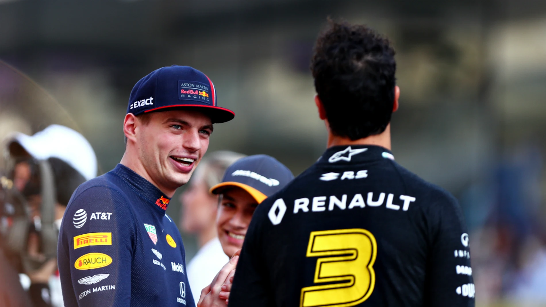 Max Verstappen charla con Daniel Ricciardo