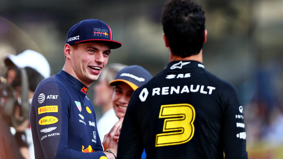 Max Verstappen charla con Daniel Ricciardo