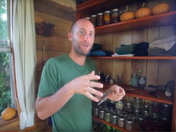 Imagen del activista Rob Greenfield con comida que él ha cultivado Imagen del activista Rob Greenfield con comida que él ha cultivado