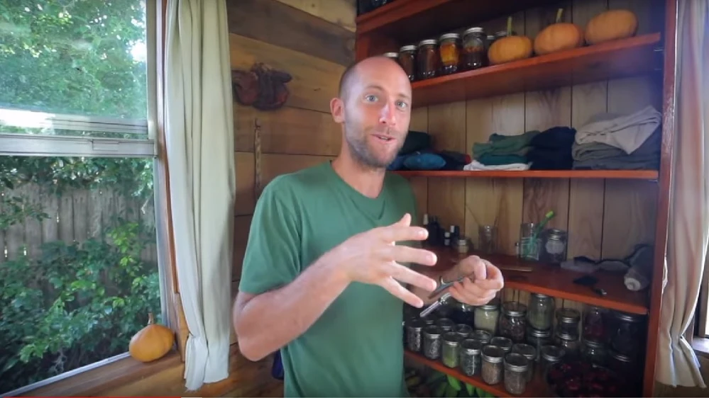 Imagen del activista Rob Greenfield con comida que él ha cultivado