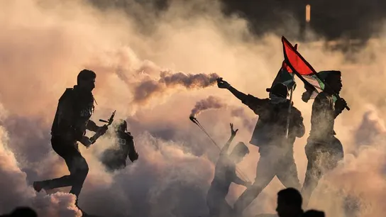 Los palestinos caminan a través del humo causado por las granadas de gas lacrimógeno israelíes Los palestinos caminan a través del humo causado por las granadas de gas lacrimógeno israelíes