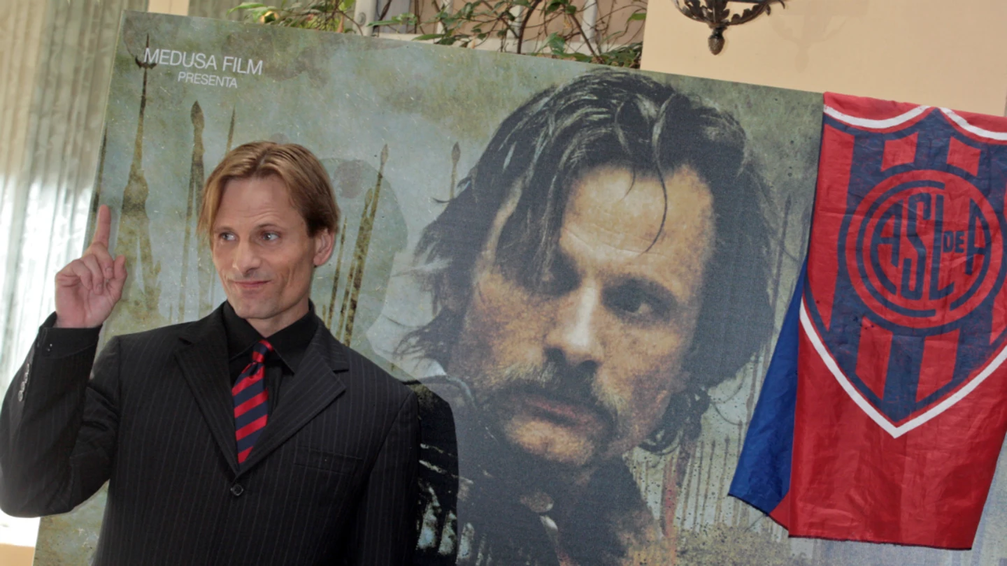 Viggo Mortensen, en una foto de archivo con la bandera de San Lorenzo Viggo Mortensen, en una foto de archivo con la bandera de San Lorenzo