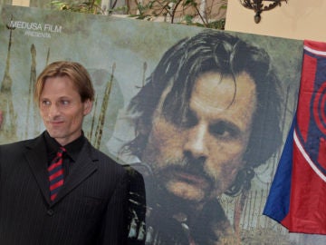 Viggo Mortensen, en una foto de archivo con la bandera de San Lorenzo Viggo Mortensen, en una foto de archivo con la bandera de San Lorenzo
