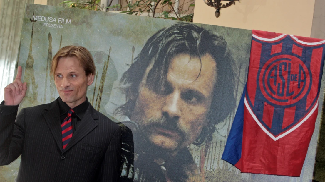 Viggo Mortensen, en una foto de archivo con la bandera de San Lorenzo