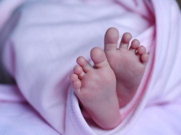 Imagen de archivos pies de un bebé. Imagen de archivos pies de un bebé.