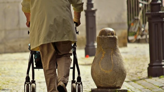 Imagen de archivo de una persona mayor Imagen de archivo de una persona mayor