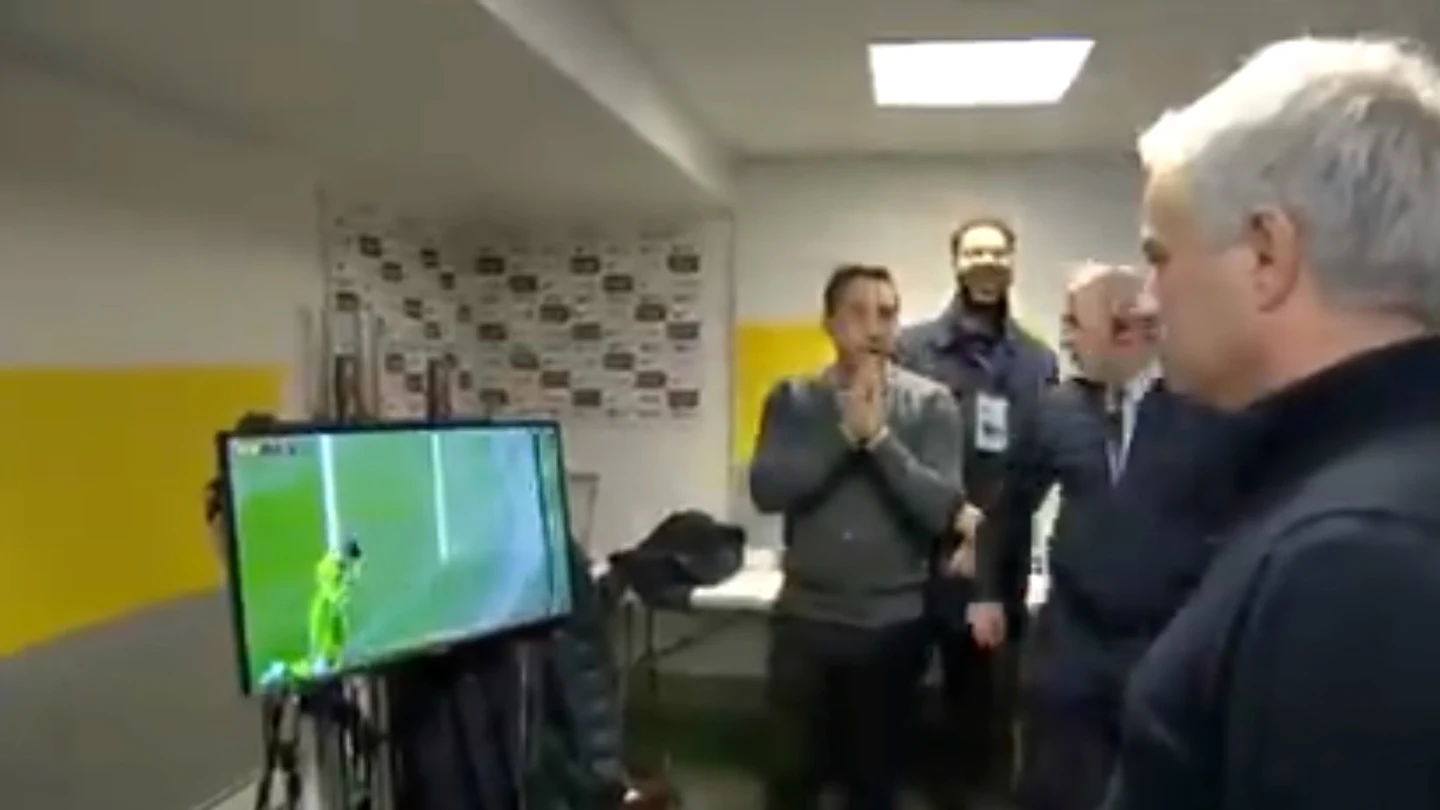 Mourinho, observando el fallo de De Gea Mourinho, observando el fallo de De Gea