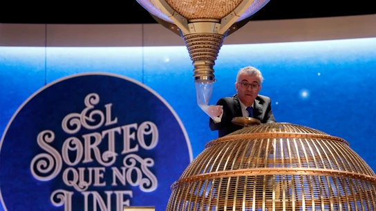 Momento en el que preparan que las bolas caigan a la tolva Momento en el que preparan que las bolas caigan a la tolva