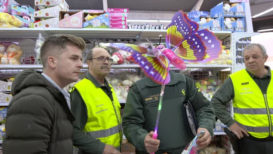 La Guardia Civil requisa varios juguetes peligrosos de un almacen La Guardia Civil requisa varios juguetes peligrosos de un almacen