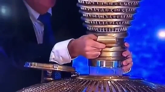 La imagen de la polémica en el Sorteo de la Lotería de Navidad 2019: ¿qué hace este comisario? La imagen de la polémica en el Sorteo de la Lotería de Navidad 2019: ¿qué hace este comisario?