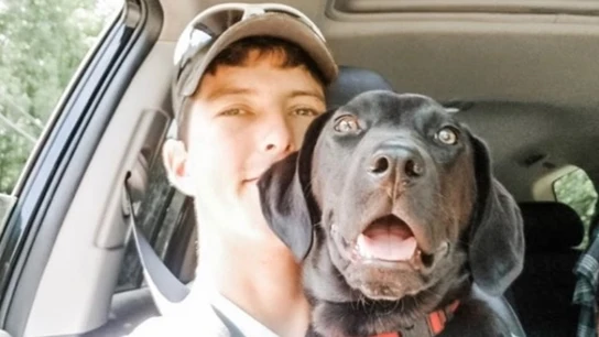 Nick Abbott con Emerson, el perro con sordera adoptado. Nick Abbott con Emerson, el perro con sordera adoptado.