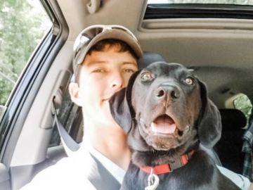 Nick Abbott con Emerson, el perro con sordera adoptado. Nick Abbott con Emerson, el perro con sordera adoptado.