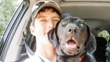Nick Abbott con Emerson, el perro con sordera adoptado.