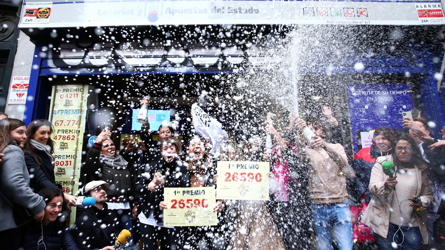 Un grupo de personas celebran en la administración madrileña de Doña Manolita Un grupo de personas celebran en la administración madrileña de Doña Manolita