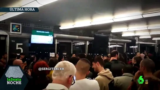 Caos e indignación en Atocha por la avería que ha paralizado durante horas a varios trenes AVE: "¡Que salga ya!" Caos e indignación en Atocha por la avería que ha paralizado durante horas a varios trenes AVE: "¡Que salga ya!"